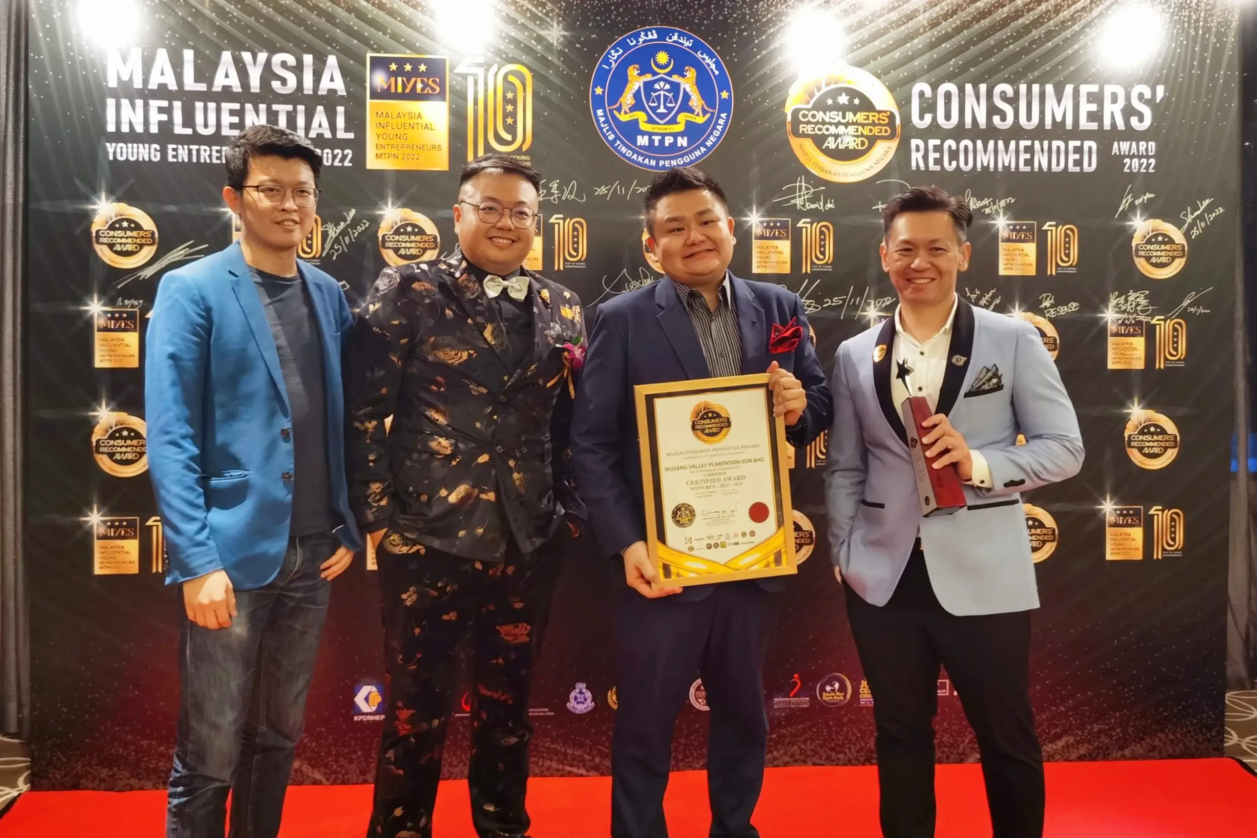 Receiving Consumers Recommended Award for Musang Valley Plantation